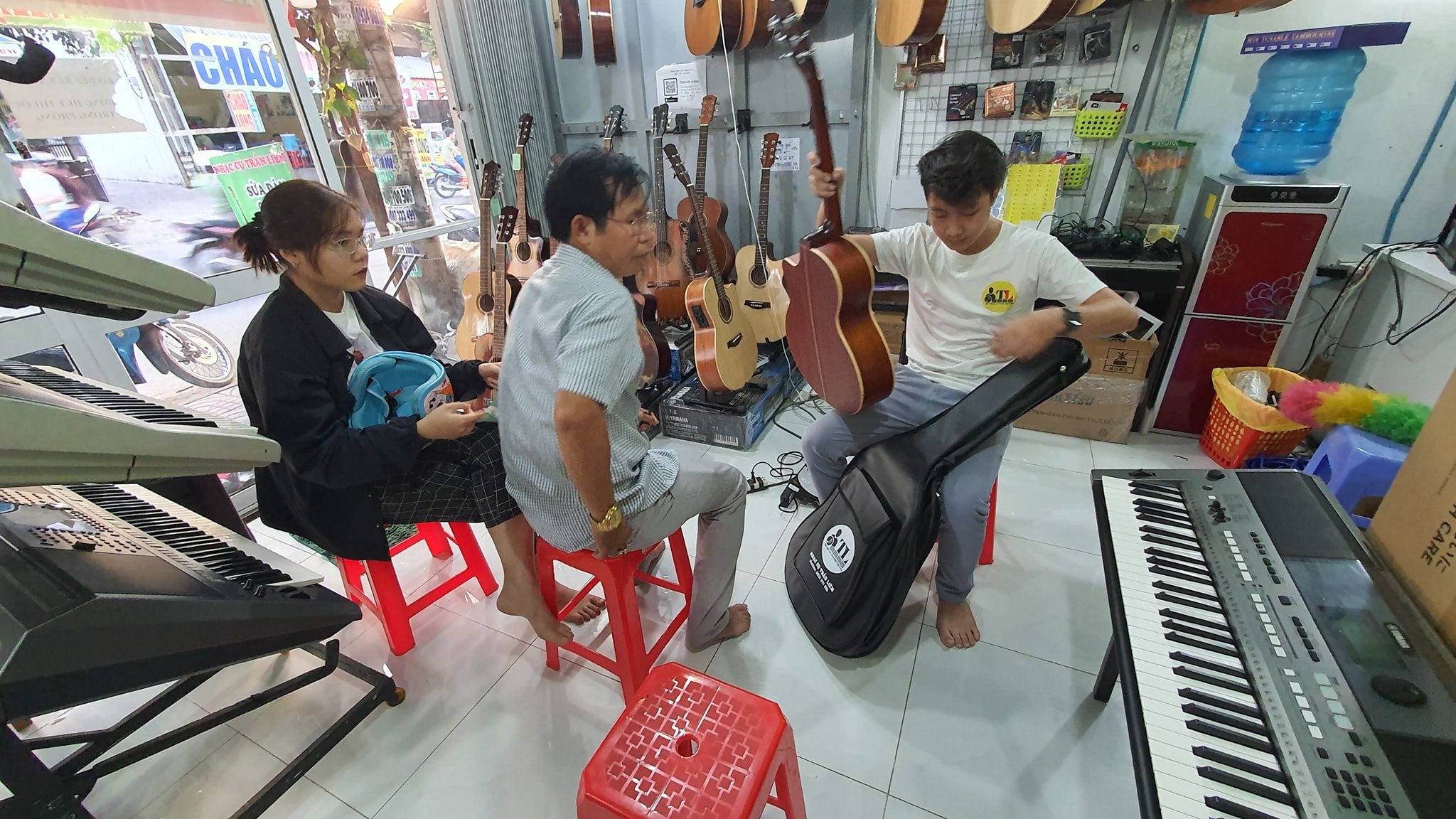 khach ung ho guitar