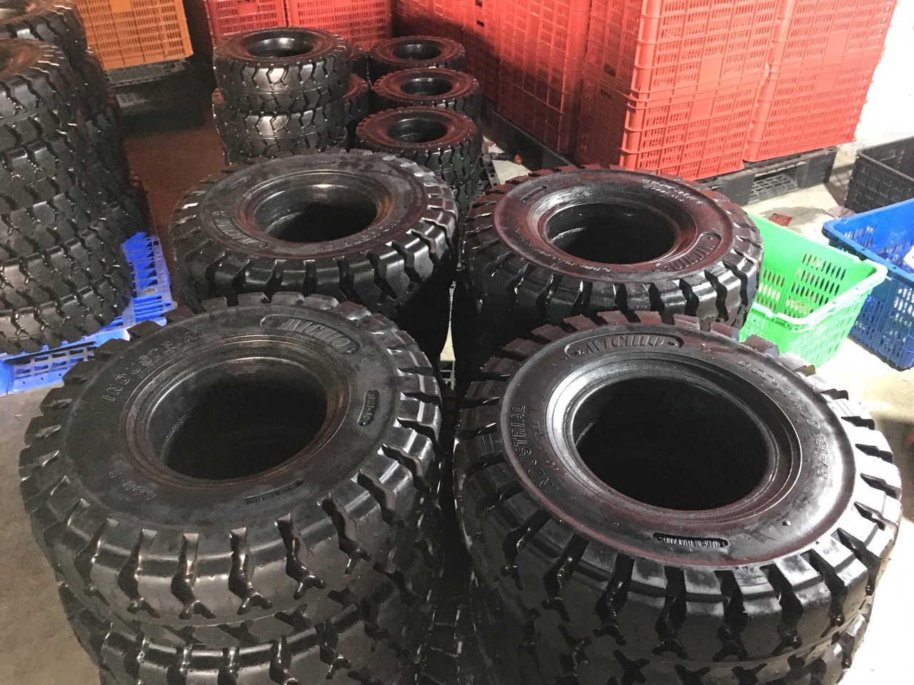 Vỏ đặc xe nâng và sự thông dụng của nó