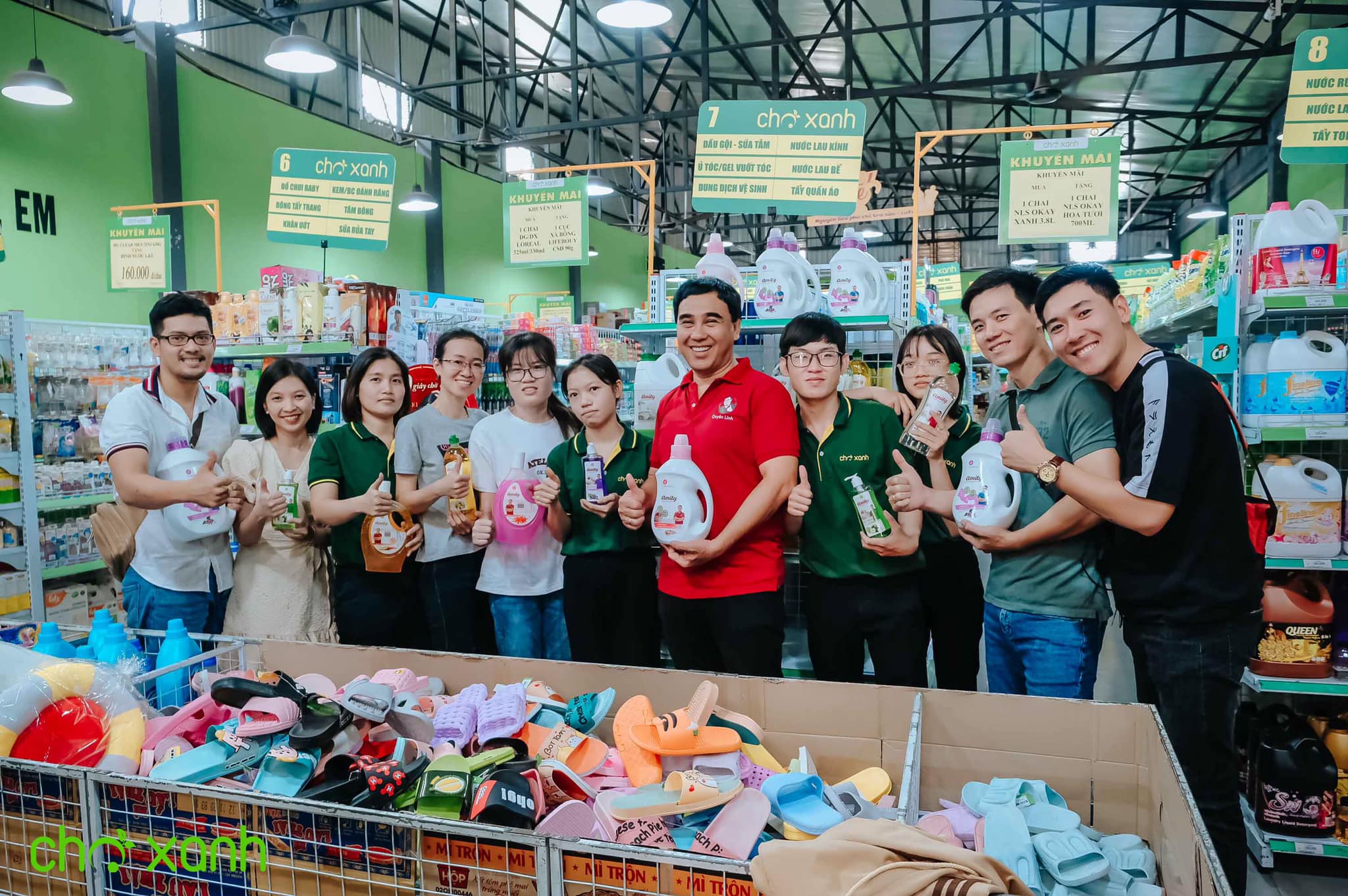 MC Quyền Linh chụp hình kỷ niệm cùng tập thể nhân viên Cửa hàng Chợ Xanh