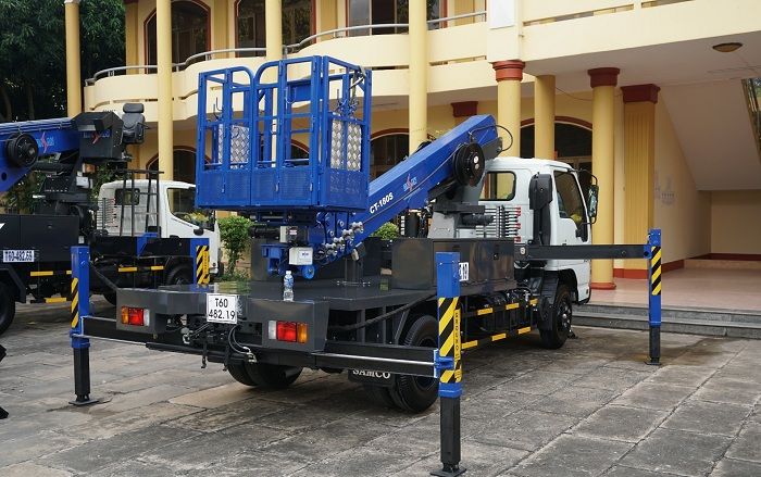 Xe cần cẩu nâng người